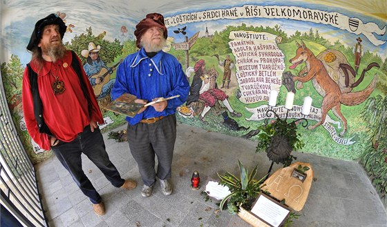 Malíř Petr Herzig Dubický (na snímku vpravo) vymaloval autobusovou zastávku v