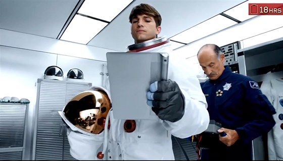 Herec Ashton Kutcher je tváří produktu Lenovo Yoga Tablet. Vystupuje v...