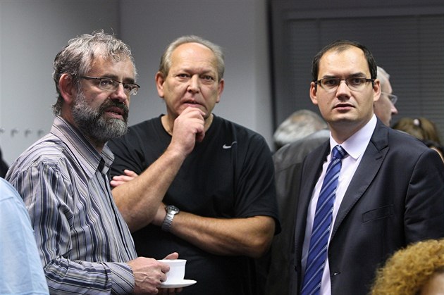 Jan Pijá�ek (vlevo), Stanislav Devátý (uprost�ed) a Jan Hrdý sledují výsledky...