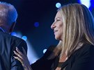 Peresovi popála i zpvaka Barbra Streisandová (19. ervna).