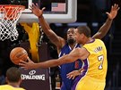 Xavier Henry z Los Angeles Lakers pihrává pod koem v derby proti Clippers. 
