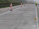 Nepozorný idi pokodil na staveniti na dálnici D5 nov poloený beton.