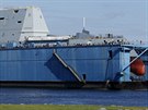 První americký neviditelný torpédoborec Zumwalt v suchém doku (28. íjna 2013)