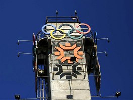 Nad zimním stadionem Zetra v Sarajevu si olympiádu pipomínají logem her a...
