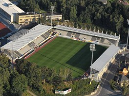 LETECKÝ POHLED. Jablonecký fotbalový stadion na Stelnici je specifický tím, e