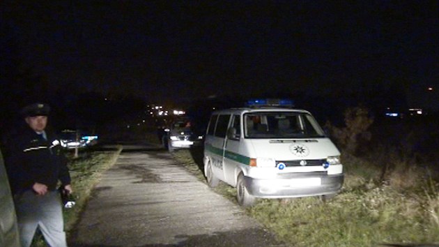 Policist a hasii zasahovali pi poru v blickm hji na Praze 8, kde uhoel lovk (30.10.2013)