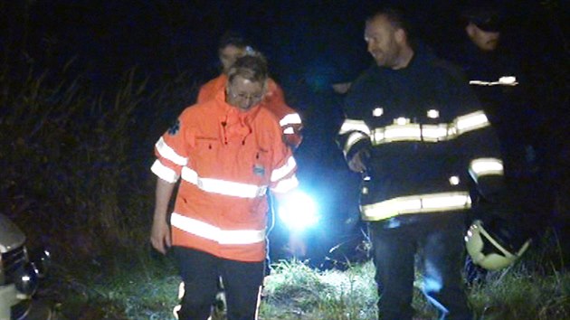 Policist a hasii zasahovali pi poru v blickm hji na Praze 8, kde uhoel lovk (30.10.2013)