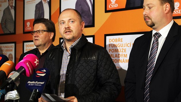 Zdenk kromach, Michal Haek a Jeronm Tejc na brfinku v Lidovm dom po jednn grmia SSD. (31. jna 2013)