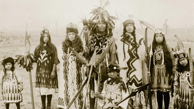 Svátečně oblečení Indiáni (snímek z knihy Indiáni - Praobyvatelé Severní Ameriky)