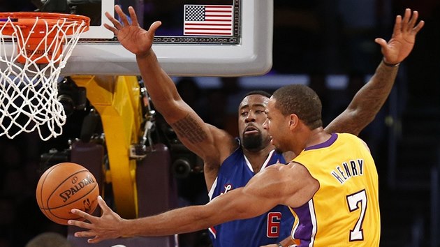 Xavier Henry z Los Angeles Lakers pihrv pod koem v derby proti Clippers. 