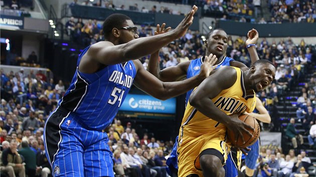 Lance Stephenson z Indiany se probj obranou Orlanda, brn ho Jason Maxiell (vlevo) a Victor Oladipo. 