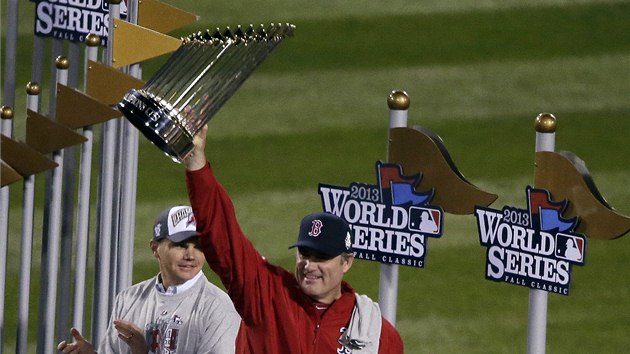 Manaer baseballist Boston Red Sox John Farrell slav s s trofej vtzstv ve Svtov srii. 