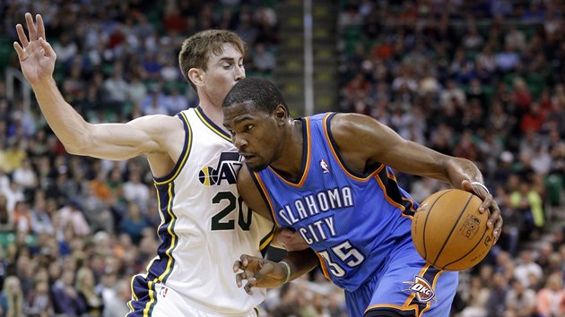 Kevin Durant z Oklahoma City obchz Gordona Haywarda z Utahu.  