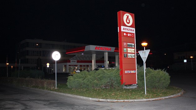 Pepaden erpac stanice Benzina se nachz v Ronov pod Radhotm na ulici 1. mje.