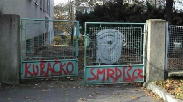 Neznm vandal nasprejoval protikuck npisy v devti perovskch ulicch.