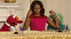 Michelle Obamová s loutkami z pohádkové show Sezame, otevi se!