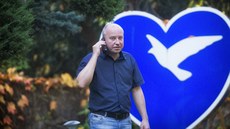 Nov� zvolený poslanec a zárove� d�kan Simeon Karamazov.