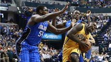 Lance Stephenson z Indiany se probíjí obranou Orlanda, brání ho Jason Maxiell