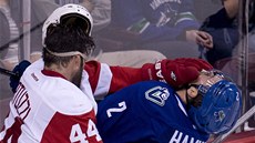 Todd Bertuzzi z Detroitu se nevybírav pustil do Dana Hamhuise z Vancouveru.  