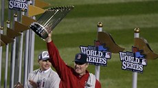 Manaer baseballist Boston Red Sox John Farrell slaví s s trofejí vítzství ve