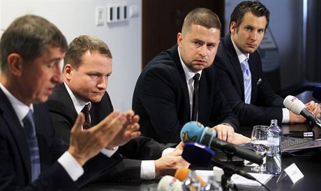 Andrej Babi (vlevo) pedstavuje Radu ekonomických poradc. Zleva Jan apek,...