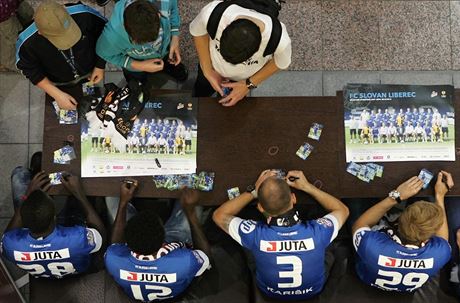 PODPISY. Liberetí fotbalisté se podepisují fanoukm v rámci Trophy Tour.