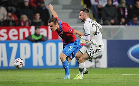 CO Z TOHO BUDE? Plzeský útoník Stanislav Tecl a Diego Contento z Bayernu...