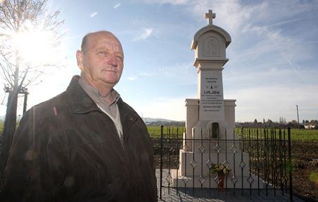 Josef Vajda opravil na své náklady válený hrob svého ddy. Stát mu podkoval.