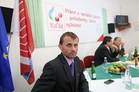 Odcházející éf krajských záchraná Stanislav Mackovík ve volebním tábu KSM. 