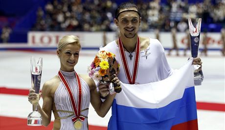 Tajana Volosoarová a Maxim Trakov oslavují triumf v krasobruslaské Grand