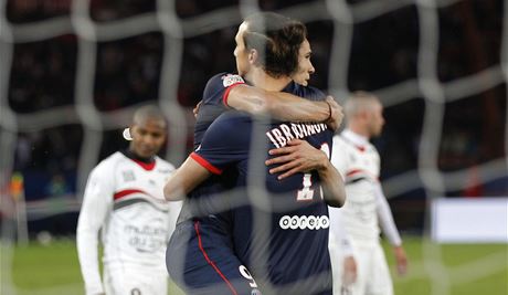 HVZDNÍ STELCI PSG. Edinson Cavani gratuluje ke gólu Zlatanu Ibrahimovicovi.