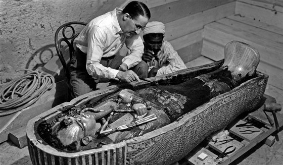 Archeolog Howard Carter prohlíí sarkofág egyptského faraona Tutanchamona (1923)