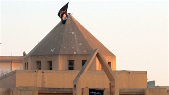 Když islamisté dobyli Rakká, vyvrátili kříž na střeše místního kostela a místo...