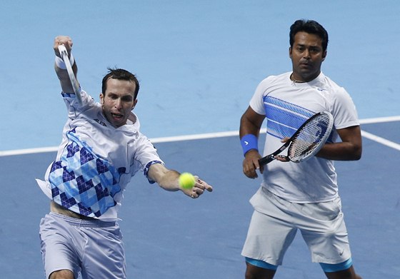 Radek tpánek (vlevo) a Leander Paes v souboji s dvojicí David Marrero,