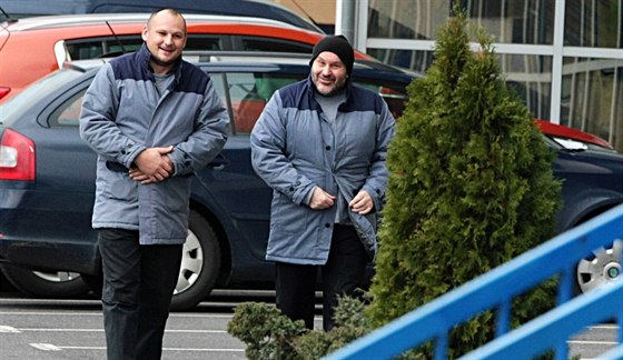 Bývalý kmotr ODS Alexandr Novák (vpravo) míří se spoluvězněm z teplické věznice na fotbalový stadion, kde hrabou listí a uklízejí odpadky po návštěvnících.