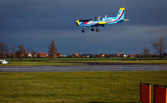 Letadlo Zlín 142  pistává na letiti ve Vodochodech. V roce 2016 by letit...