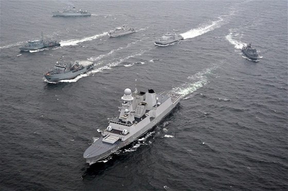 Flotila válečných lodí NATO během cvičení Steadfast Jazz na Baltu