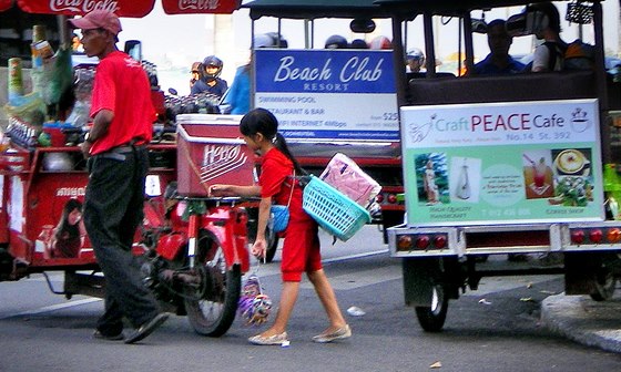 Prodejem, ale i sbíráním odpadků se živí až 20 tisíc dětí v Phnompenhu.