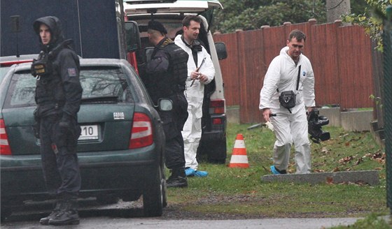 Policejní specialisté na vraždu pracují na místě hrůzného činu v Raškovicích.