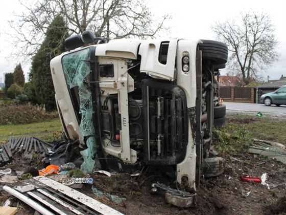Kamion se převrátil v obci Drmoul na Chebsku (7. listopadu 2013)