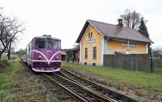 Nádraží se nachází na úzkorozchodné trati z Jindřichova Hradce do Obrataně.
