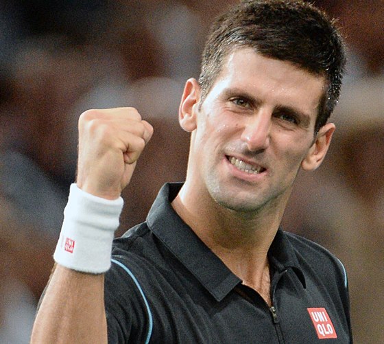 GESTO VÍTZE. Tak slavil srbský tenista Novak Djokovic vítzství v semifinále a...