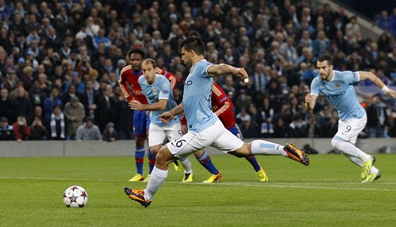 NÁPAH A GÓL. Sergio Agüero z Manchesteru City promuje penaltu.