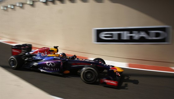 Z KOPCE. Sebastian Vettel pi tréninku na Velkou cenu Abú Zabí.