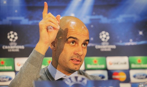 O KOM JE E? Trenér Bayernu Mnichov Pep Guardiola na tiskové konferenci ped