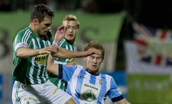 Záloník Bohemians 1905 Josef Jindiek (vlevo) a útoník Boleslavi Jan