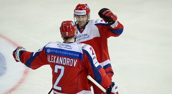 Jurij Alexandrov a Alexandr Popov slaví ruský gól. 