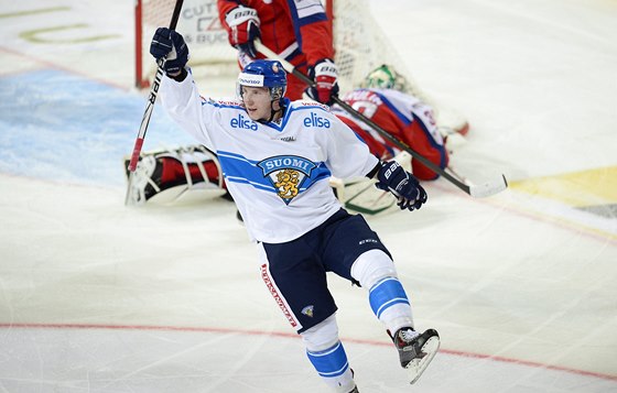 Juuso Hietanen z Finska slaví gól proti Rusku. 