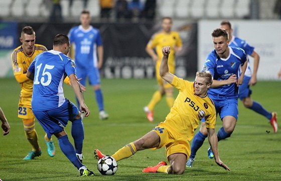 S NASAZENÍM. Jan Mikula z Jihlavy bojuje o mí s v hlavikovém souboji s