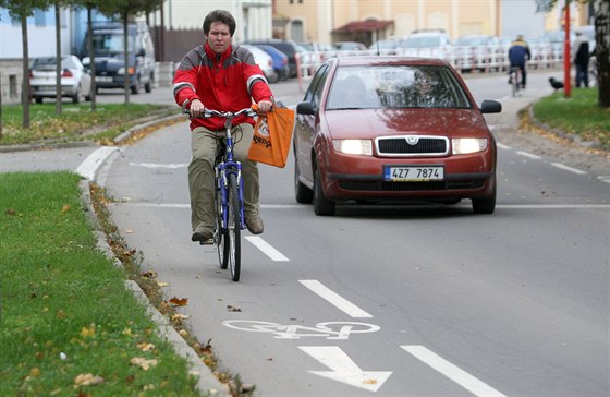 Ve smíšených pruzích v Uherském Hradišti auta míjejí cyklisty, kteří jim na...